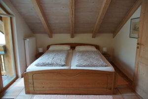 Ferienwohnungen Schimpf St. Martin, südliche Weinstraße/Pfalz, Massiv-Holz Doppelbett incl. Bettwäsche, sehr bequem und gemütlich
