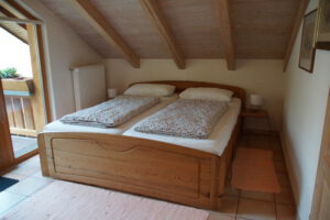 Ferienwohnungen Schimpf St. Martin, südliche Weinstraße/Pfalz, Massiv-Holz Doppelbett incl. Bettwäsche, sehr bequem und gemütlich