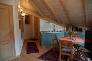 Ferienwohnungen Schimpf St. Martin, südliche Weinstraße/Pfalz, Eingangsbereich, große Kochnische voll ausgestattet, Essbereich