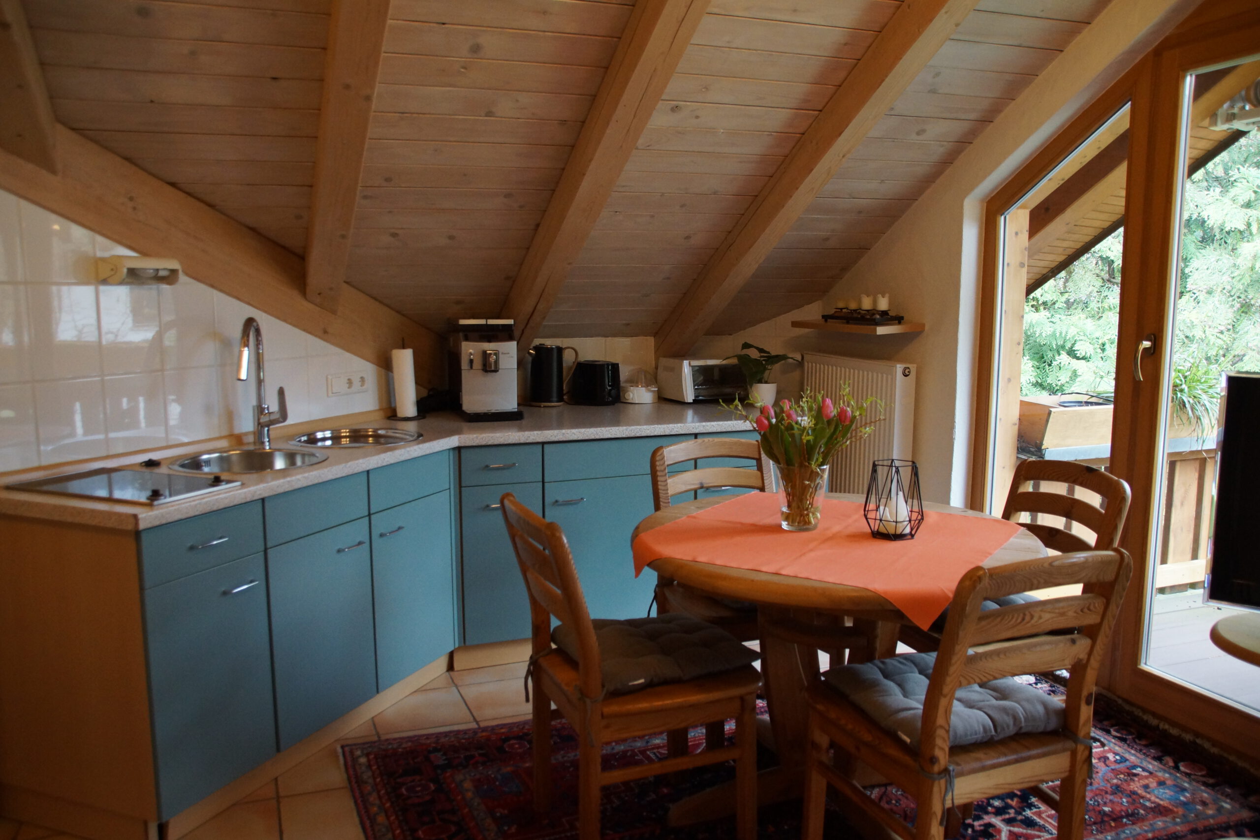 Ferienwohnungen Schimpf St. Martin, südliche Weinstraße/Pfalz, Kochnische voll ausgestattet mit Geschirr und Elektrogeräten, Kühlschrank, Herd, Essbereich