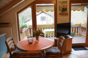 Ferienwohnungen Schimpf St. Martin, südliche Weinstraße/Pfalz, Essbereich und Balkon mit HD-Fernseher