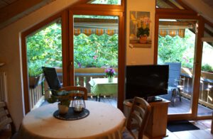 Ferienwohnungen Schimpf St. Martin, südliche Weinstraße/Pfalz, Essbereich und Balkon mit HD-Fernseher